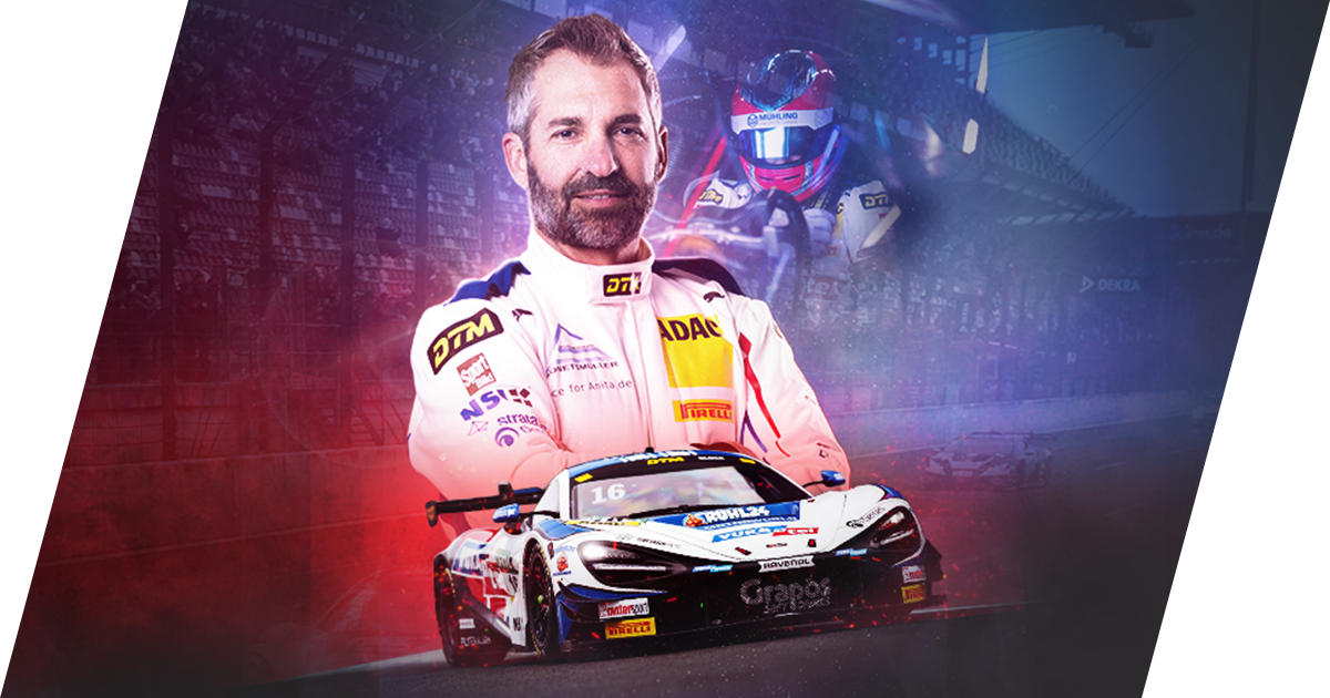 Rennfahrer im DTM-Anzug vor Rennwagen auf Strecke, beleuchtet in dramatischem Rot und Blau.